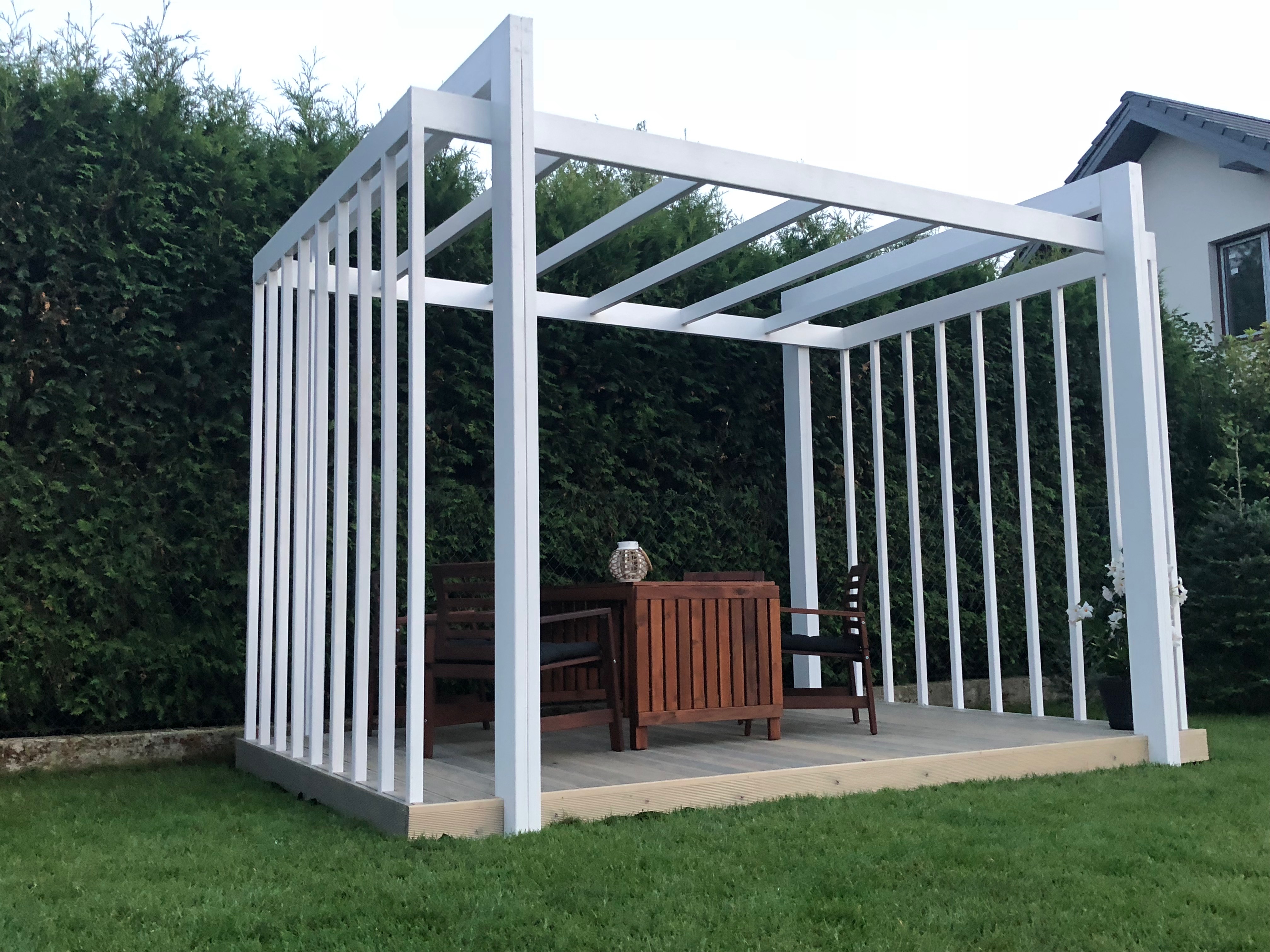 Pergola drewniana czy metalowa?